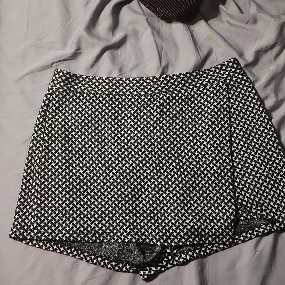 Black and white herringbone pattern size large from altered state